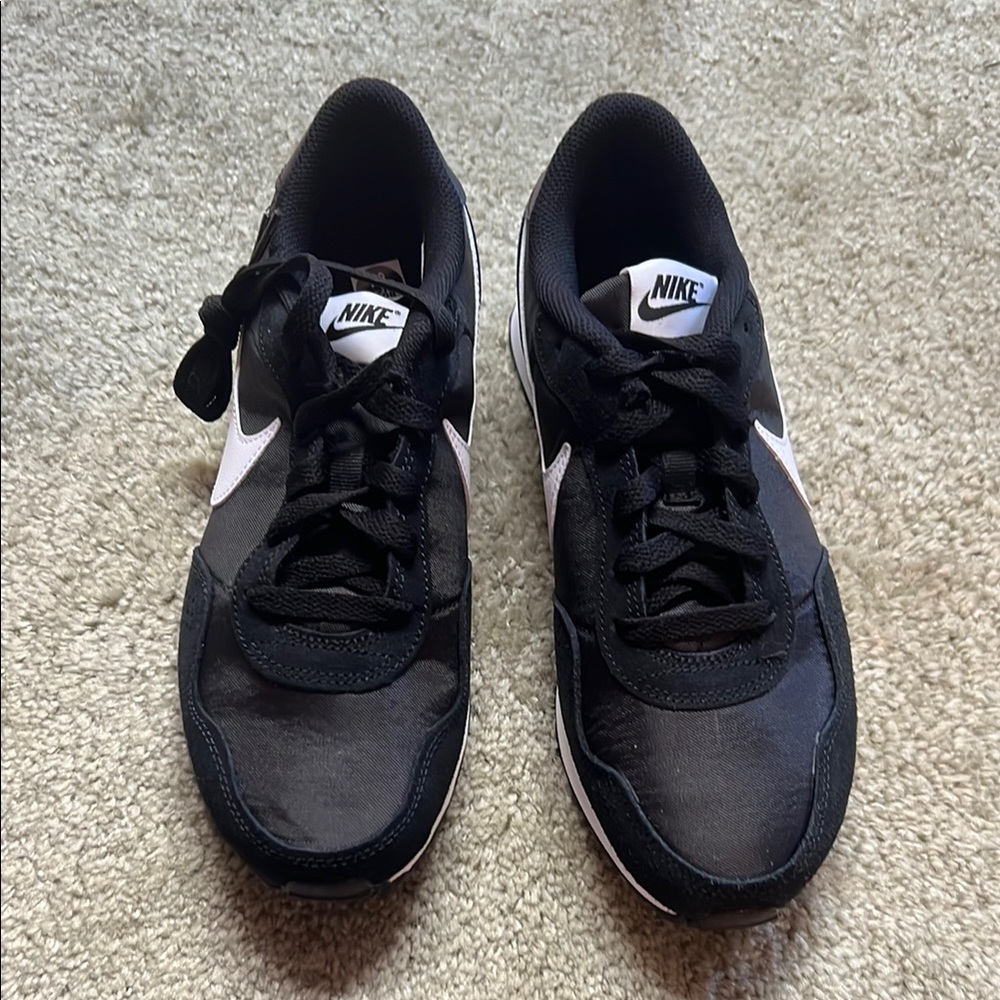 Sz 6 Youth Nike MD Valiant GS Black/White
